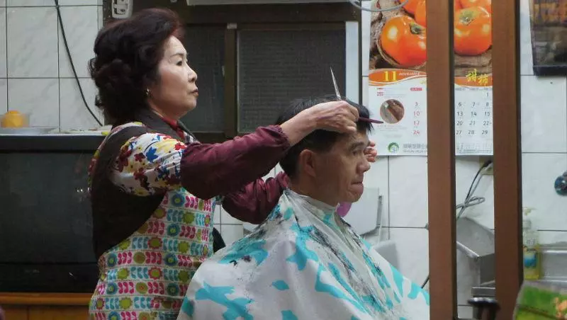 當上主管,也只去得起「百元理髮」...在台灣,就算是人才,早晚也死路一條