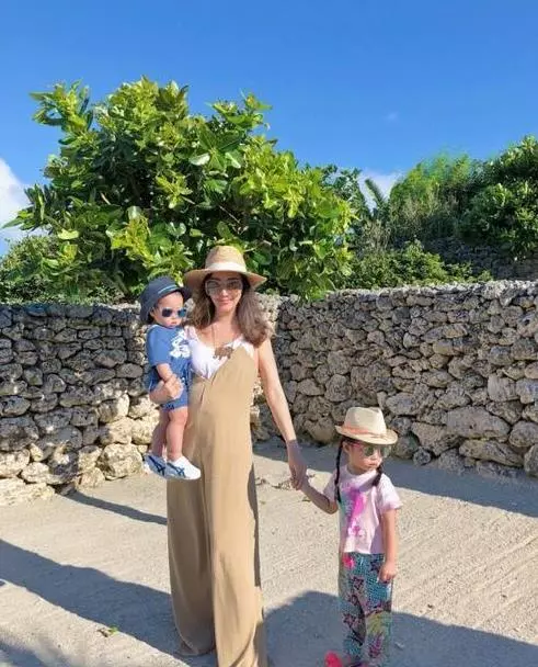 臺灣第一千金挺三胎孕肚海邊度假,身家40億老公 出鏡!