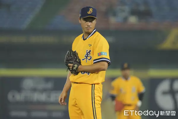 萬幸沒骨折!李振昌拇指瘀血到醫院檢查 (含影片)