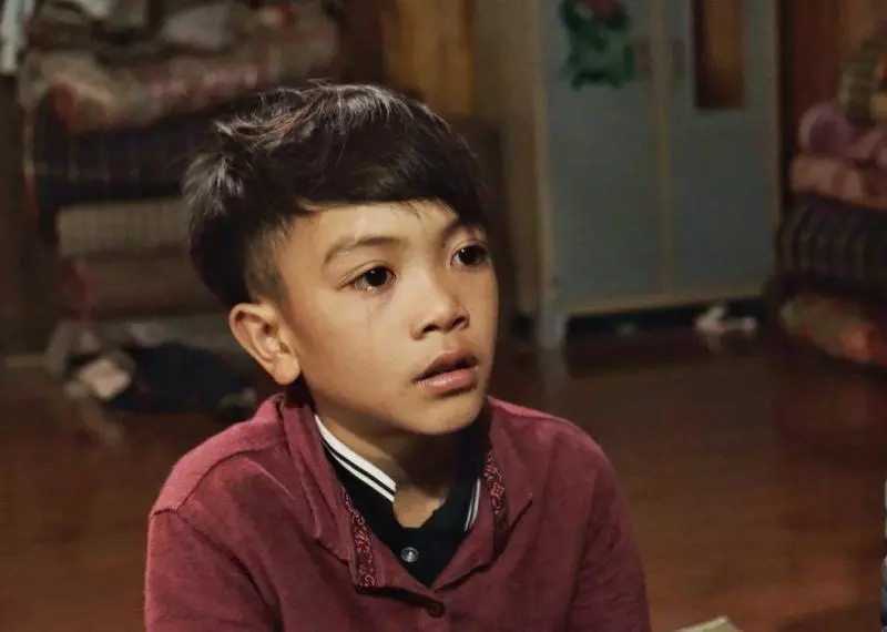 13歲帥童騎腳踏車「飆100km」路邊累暈 被救後超暖淚訴:想去醫院看弟弟...