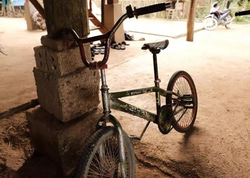 13歲帥童騎腳踏車「飆100km」路邊累暈 被救後超暖淚訴:想去醫院看弟弟...