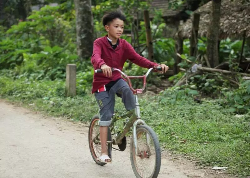 13歲帥童騎腳踏車「飆100km」路邊累暈 被救後超暖淚訴:想去醫院看弟弟...