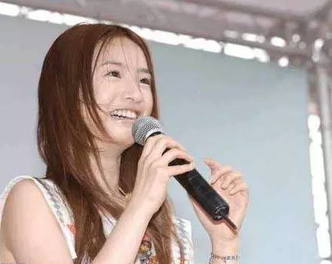 「假唱」被當場拆穿的歌手麥克風拿反還不知道,那英因為戒指露出馬腳