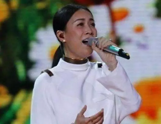 「假唱」被當場拆穿的歌手麥克風拿反還不知道,那英因為戒指露出馬腳