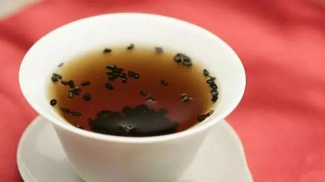 一杯黃芪水,氣血雙補,改善氣虛和貧血,女性越喝越年輕