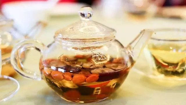 一杯黃芪水,氣血雙補,改善氣虛和貧血,女性越喝越年輕