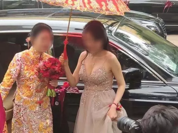 伴娘車頭燈太亮!深V細肩帶溢出渾圓胸 誠實婚攝直對焦…新人淪配角