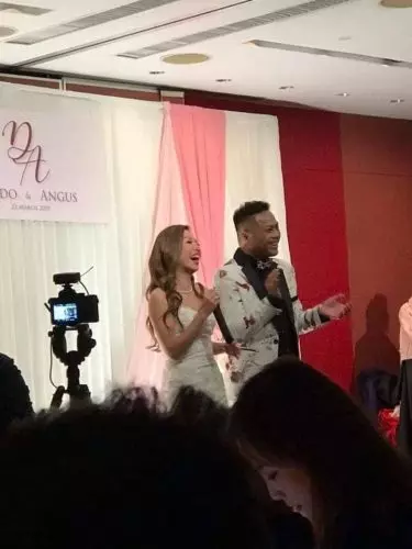 超激AV封面『電車痴漢』竟然是結婚照! 男主角猛伸舌進攻, 網友質疑長老一關怎樣過?