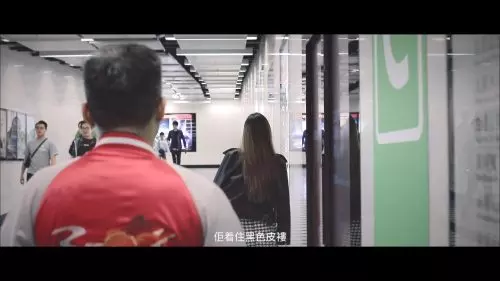 超激AV封面『電車痴漢』竟然是結婚照! 男主角猛伸舌進攻, 網友質疑長老一關怎樣過?