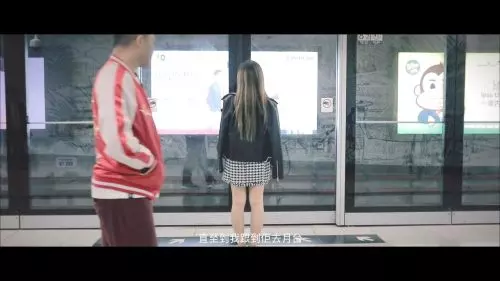 超激AV封面『電車痴漢』竟然是結婚照! 男主角猛伸舌進攻, 網友質疑長老一關怎樣過?