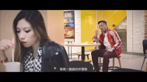 超激AV封面『電車痴漢』竟然是結婚照! 男主角猛伸舌進攻, 網友質疑長老一關怎樣過?