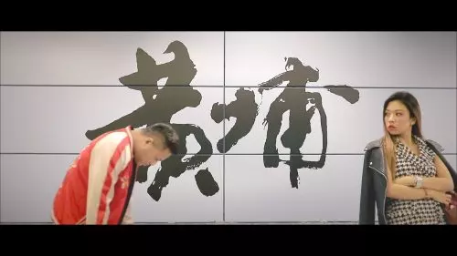 超激AV封面『電車痴漢』竟然是結婚照! 男主角猛伸舌進攻, 網友質疑長老一關怎樣過?