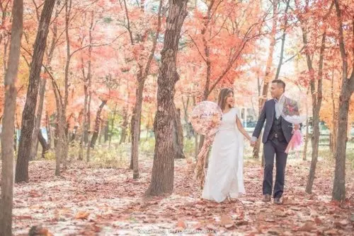 超激AV封面『電車痴漢』竟然是結婚照! 男主角猛伸舌進攻, 網友質疑長老一關怎樣過?