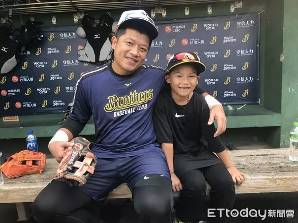 引退倒數8場!陳江和帶兒子到球場 享受最後球員時光