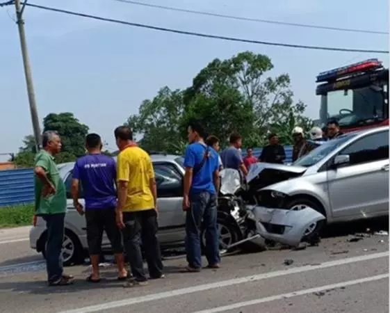 與警車相撞 退休護士及男童斃命