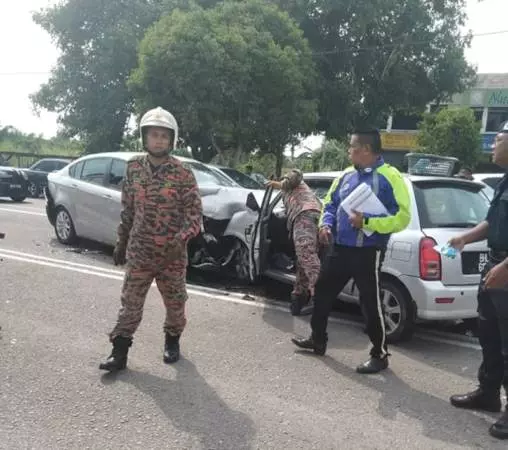 與警車相撞 退休護士及男童斃命