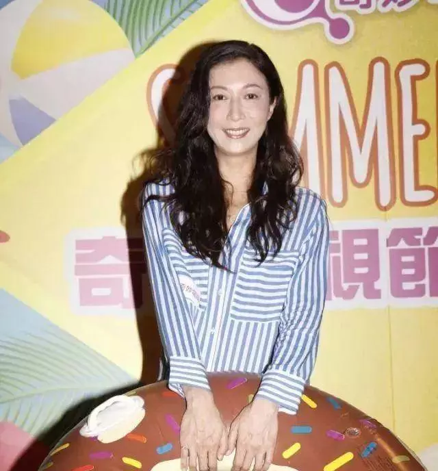 被批六親緣薄貪新厭舊!20歲「小龍女」攜妻上節目:全程表現甜蜜~