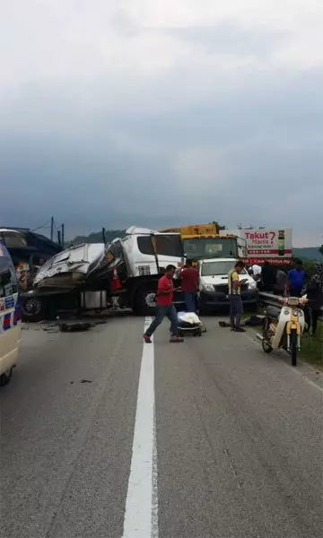 2人重傷 載車羅厘撞垃圾羅厘