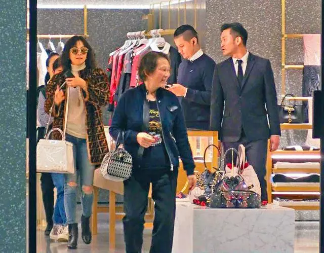 劉嘉玲陪媽媽購物,母女五官氣質超像,梁朝偉親自下廚討好岳母!
