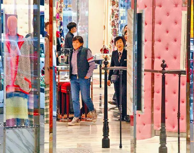 劉嘉玲陪媽媽購物,母女五官氣質超像,梁朝偉親自下廚討好岳母!