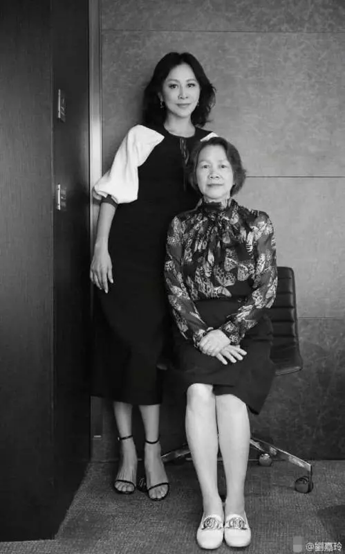 劉嘉玲陪媽媽購物,母女五官氣質超像,梁朝偉親自下廚討好岳母!