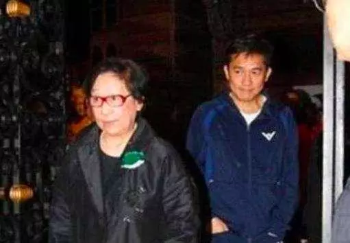劉嘉玲陪媽媽購物,母女五官氣質超像,梁朝偉親自下廚討好岳母!