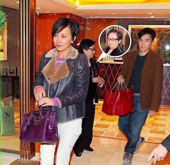 劉嘉玲陪媽媽購物,母女五官氣質超像,梁朝偉親自下廚討好岳母!