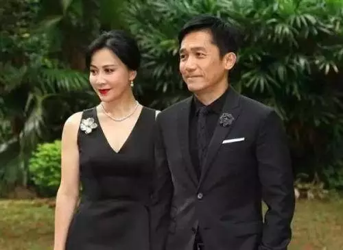 劉嘉玲陪媽媽購物,母女五官氣質超像,梁朝偉親自下廚討好岳母!