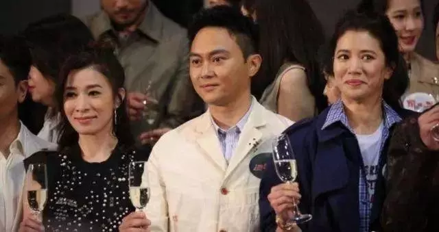 明星情敵碰面名場面,劉嘉玲大氣王鷗尷尬,李嘉欣輸慘了!