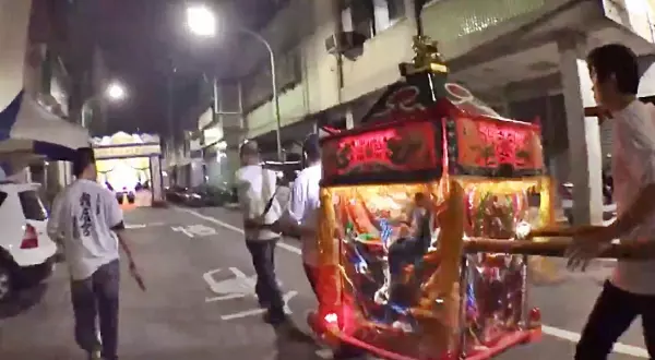 媽祖練轎「突然衝進告別式」停留4分鐘不走 信徒哽咽曝「神明背後用意」全場秒鼻酸