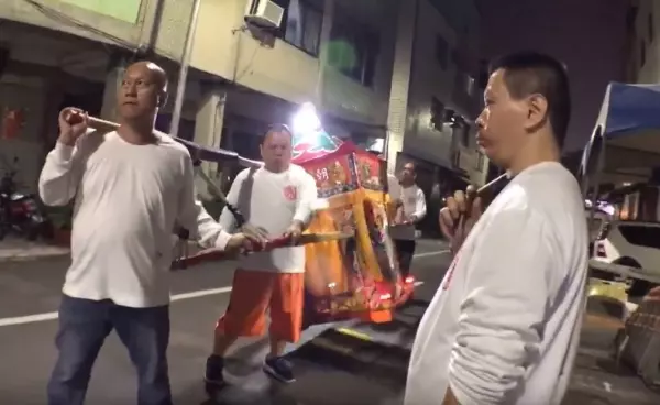 媽祖練轎「突然衝進告別式」停留4分鐘不走 信徒哽咽曝「神明背後用意」全場秒鼻酸
