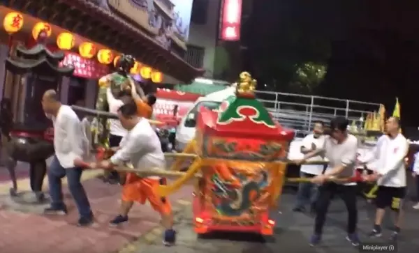 媽祖練轎「突然衝進告別式」停留4分鐘不走 信徒哽咽曝「神明背後用意」全場秒鼻酸