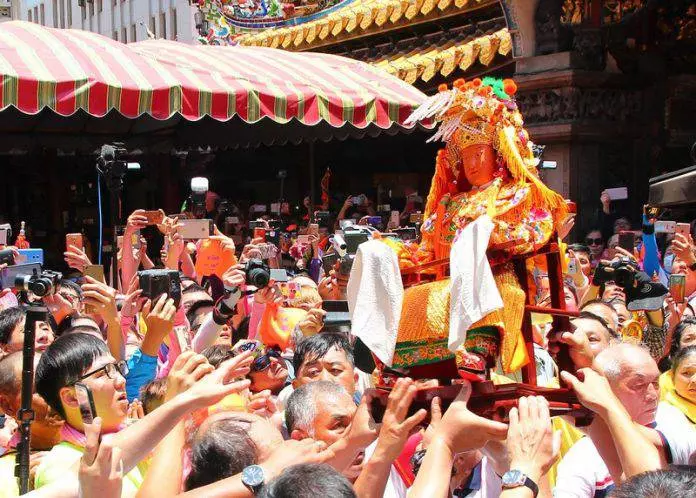 愛孫7年不講話.....阿公帶他跪地「淚求媽祖幫忙」 媽祖停轎賜福「男童身上秒顯神蹟」惹哭萬人