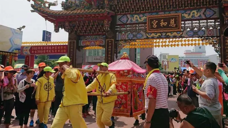 愛孫7年不講話.....阿公帶他跪地「淚求媽祖幫忙」 媽祖停轎賜福「男童身上秒顯神蹟」惹哭萬人