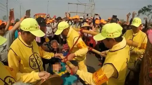 愛孫7年不講話.....阿公帶他跪地「淚求媽祖幫忙」 媽祖停轎賜福「男童身上秒顯神蹟」惹哭萬人