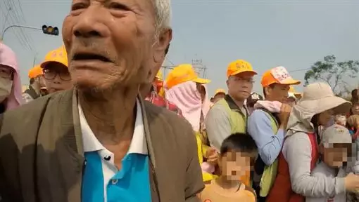 愛孫7年不講話.....阿公帶他跪地「淚求媽祖幫忙」 媽祖停轎賜福「男童身上秒顯神蹟」惹哭萬人