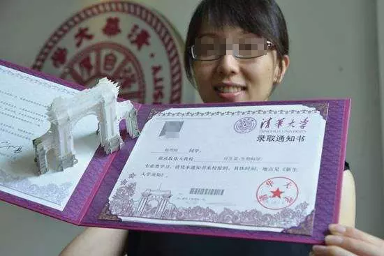 女兒考上清華,寡婦擺酒席,親戚卻不來,隔天警察上門後,她蒙了