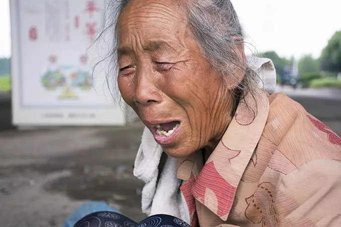 女兒考上清華,寡婦擺酒席,親戚卻不來,隔天警察上門後,她蒙了