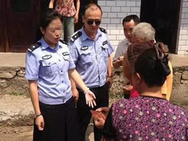 女兒考上清華,寡婦擺酒席,親戚卻不來,隔天警察上門後,她蒙了