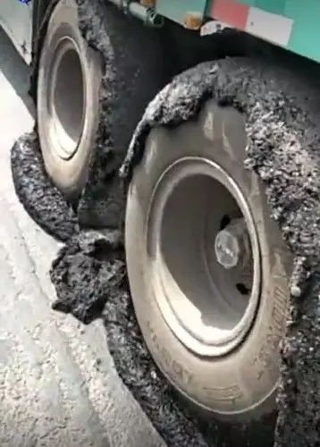 男子開車發現不對勁,以為車子拋錨了,下車查看後心涼了