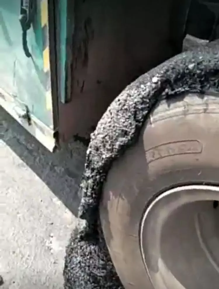 男子開車發現不對勁,以為車子拋錨了,下車查看後心涼了