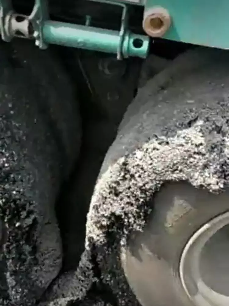 男子開車發現不對勁,以為車子拋錨了,下車查看後心涼了