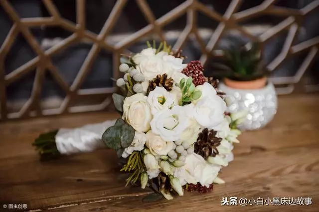 結婚時,後媽和親媽各陪1張卡,查完餘額,我情緒失控,嚎啕大哭
