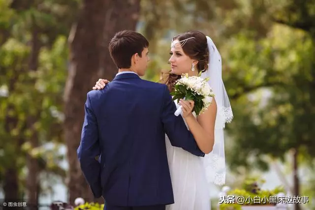結婚時,後媽和親媽各陪1張卡,查完餘額,我情緒失控,嚎啕大哭