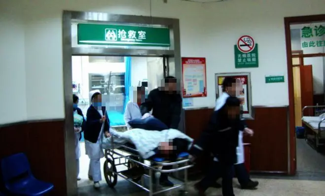 男子出差,途中遇一孕婦臨產,他打車送去醫院,隔天回公司,蒙了