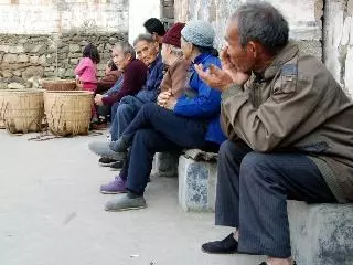 嫂子生產沒人照顧,父親讓女兒辭職照顧,女兒說的話使人淚目