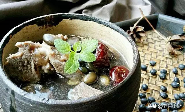 黑豆排骨湯的做法及功效——調中下氣、利尿明目!