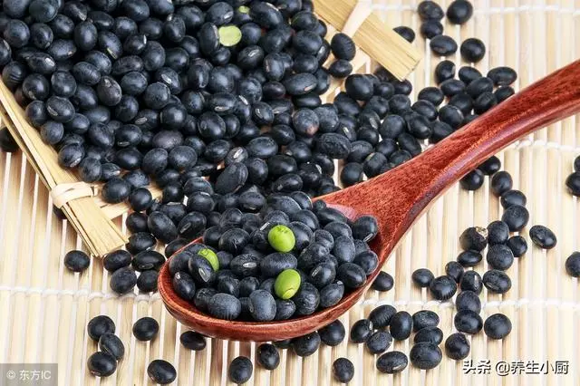 黑豆排骨湯的做法及功效——調中下氣、利尿明目!