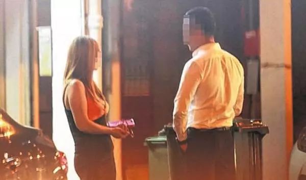 「要不要按摩?」 辣妹街邊攔車拉客 ,報警也沒用!