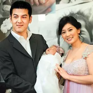 梧桐妹「真面目」終於曝光!舅媽朱芯儀「忘記碼臉」意外讓她露面...網友大讚:小一號的賈靜雯!